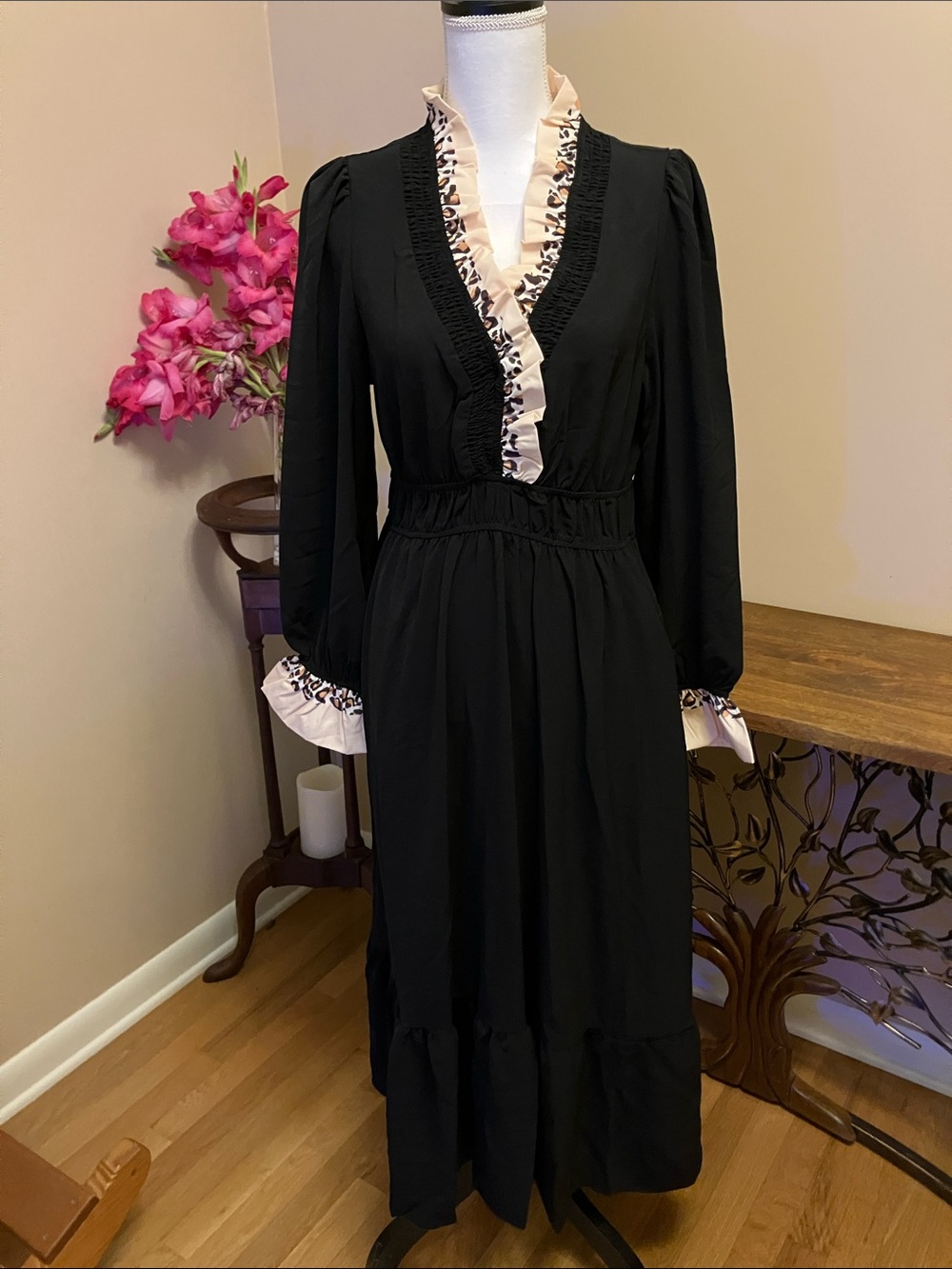 Elegant black maxi dress with leopard ruffle trim